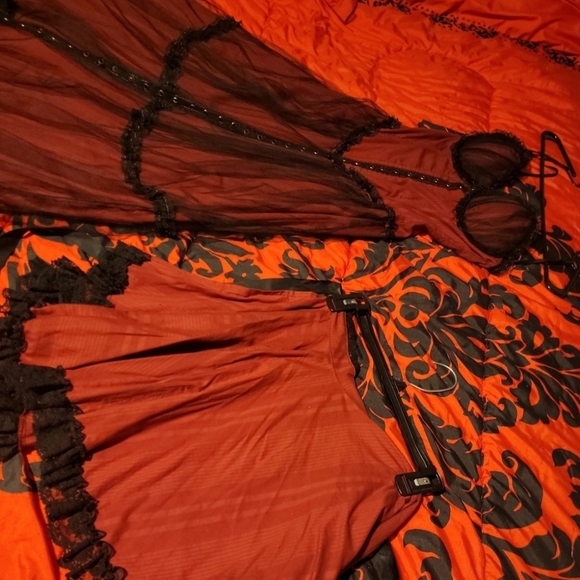 Lip service gothic gown - Picture 3 of 5